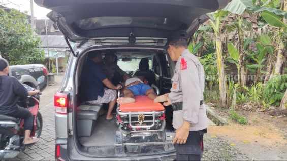 Anggota Polsek Kedunggalar saat mencoba menenangkan W, salah seorang ODGJ asal Wonokerto, Kedunggalar, Ngawi, Jawa Timur, Kamis (27/4/2023).