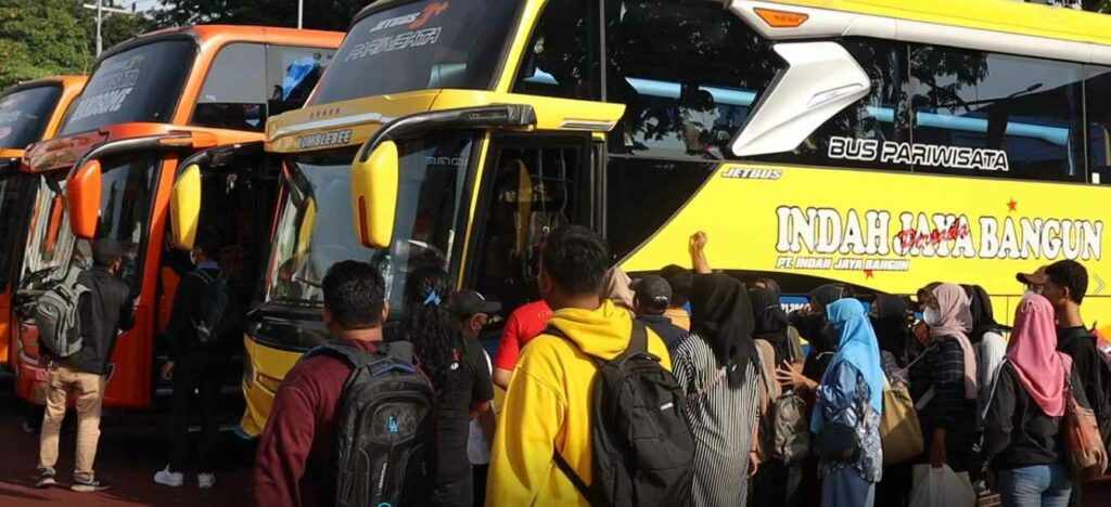 Pemudik asal Gresik memanfaatkan balik gratis tujuan Semarang dan Jakarta yang difasilitasi Polres Gresik