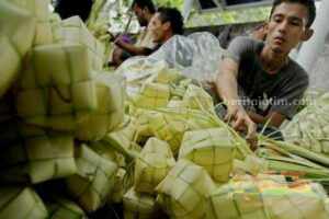 Ketupat Sayur, Hidangan Hari Ketujuh Lebaran Idul Fitri Pedagang ketupat. [Foto/Zamachsari/beritajatim.com)