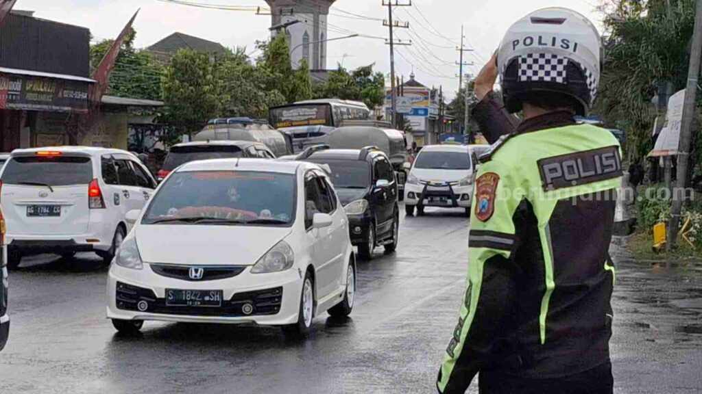 Situasi arus lalu-lintas di Jalur By Pass tepatnya di Simpang Empat Sekar Putih di Kelurahan Kedundung, Kecamatan Magersari, Kota Mojokerto. [Foto : Misti/beritajatim.com]