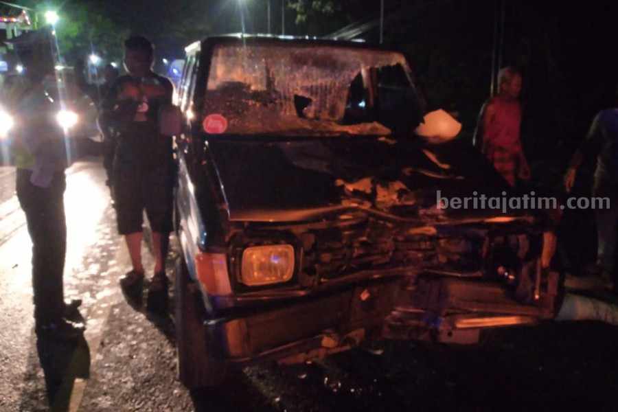 Kondisi mobil Kijang yang terlibat adu banteng dengan motor Honda di Jalan Raya Madiun-Surabaya di Desa Sugihwaras Kecamatan Saradan Kabupaten Madiun, Jawa Timur, Sabtu (29/4/2023) pukul 20.30 WIB.
