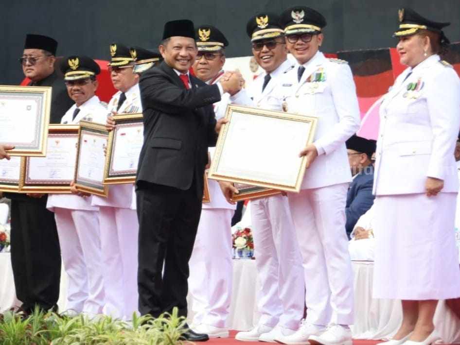 Mendagri Tito menyerahkan penghargaan dalam acara Hari Otonomi Daerah di Makassar, Sabtu (29/4/2023)