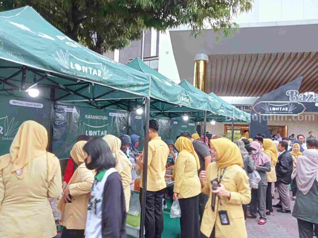 Warga ring satu dari 8 kelurahan/desa mengikuti bazar lontar yang digagas Petrokimia Gresik