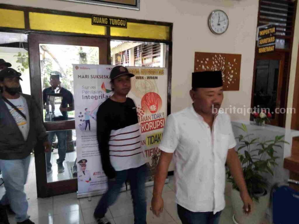 Perwakilan warga Desa Lolawang, Kecamatan Ngoro, Kabupaten Mojokerto usai pertemuan dengan Inspektorat Kabupaten Mojokerto. [Foto : Misti/beritajatim.com]