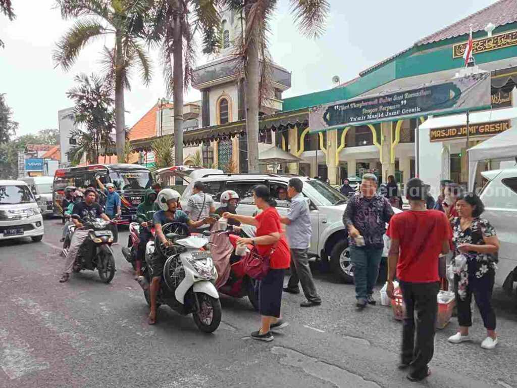 Pengurus badan musyarawah antar gereja (Bamag) Kabupaten Gresik membagikan takjil di depan Masjid Jami'
