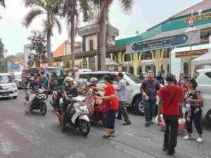 Pengurus Gereja di Gresik Bagikan Ratusan Takjil ke Warga Pengurus badan musyarawah antar gereja (Bamag) Kabupaten Gresik membagikan takjil di depan Masjid Jami'