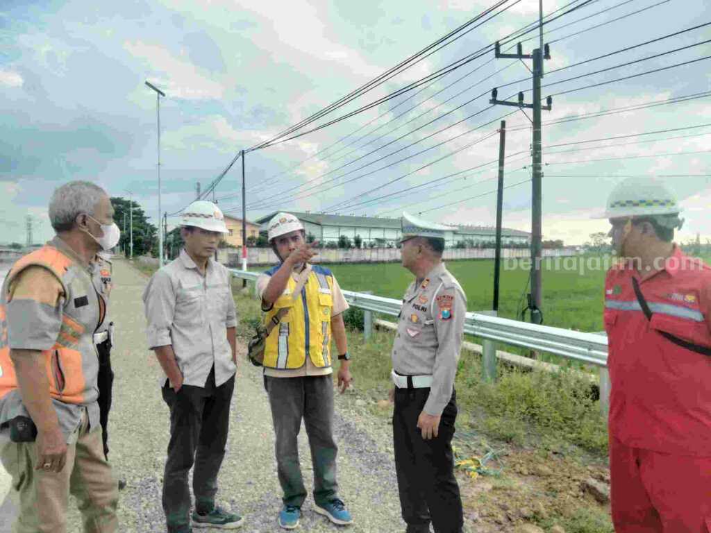 Kasat Lantas Polresta Mojokerto, AKP Heru Sudjio Budi Santoso bersama pihak pengembang Jalur By Pass Mojokerto melakukannya pengecekan. [Foto : Misti/beritajatim.com]