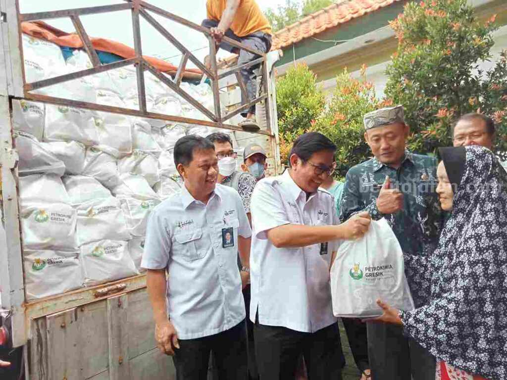 Ribuan Warga Ring Satu Petrokimia Gresik Digelontor Sembako Dirut Petrokimia Gresik Dwi Satryo Annurogo (dua dari kiri) saat memberikan bantuan sembako ke warga ring satu
