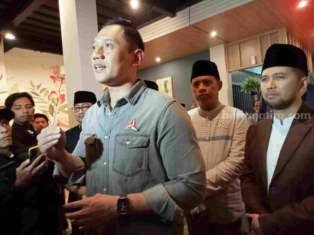 AHY Tak Mau Tanggapi Bebasnya Anas Urbaningrum Ketua Umum Partai Demokrat Agus Harimurti Yudhoyono (kiri) didampingi Ketua DPD Partai Demokrat Jawa Timur Emil Elestianto Dardak (kanan) saat melakukan safari Bulan Ramadhan di Kabupaten Gresik