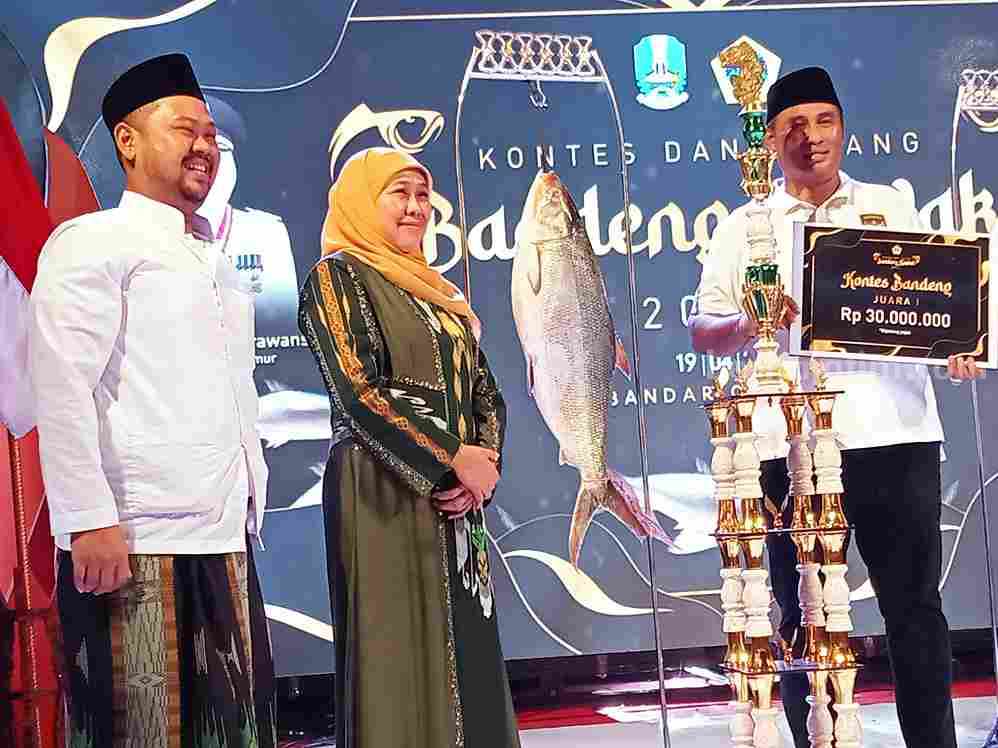 Petambak asal Desa Pangkah Wetan Gresik, Syaifullah Mahdi (kanan) memenangi kontes dan lelang bandeng kawak. Didampingi Bupati Fandi Akhmad Yani (kiri) dan Gubernur Jawa Timur Khofifah Indar Parawansa (dua dari kiri)