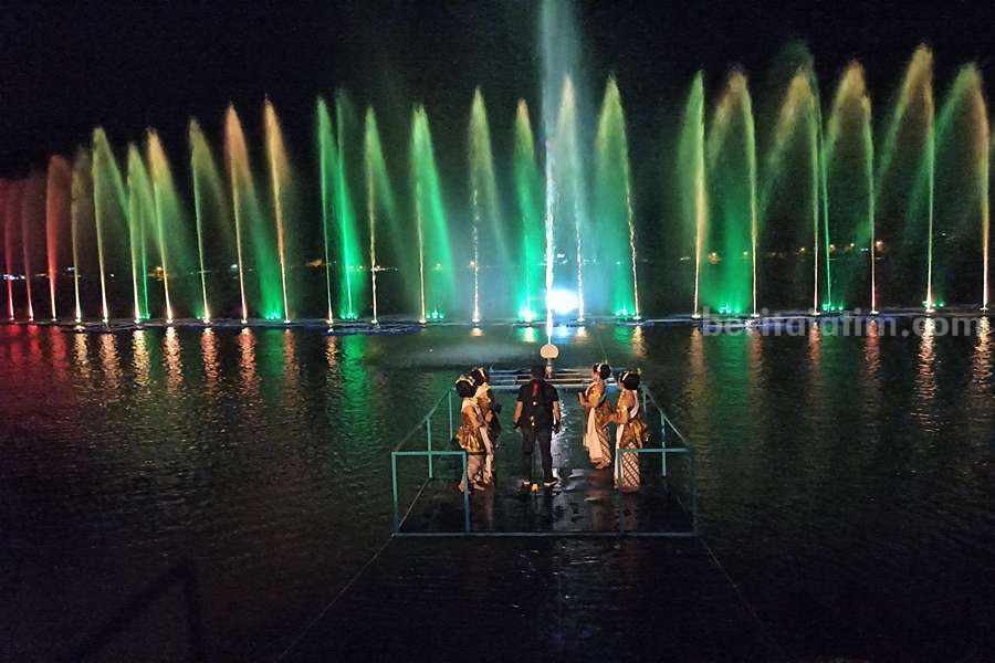Water Fountain menjadi salah satu pemikat wisatawan yang datang ke Telaga Ngebel. (Foto/Endra Dwiono/Beritajatim.com)