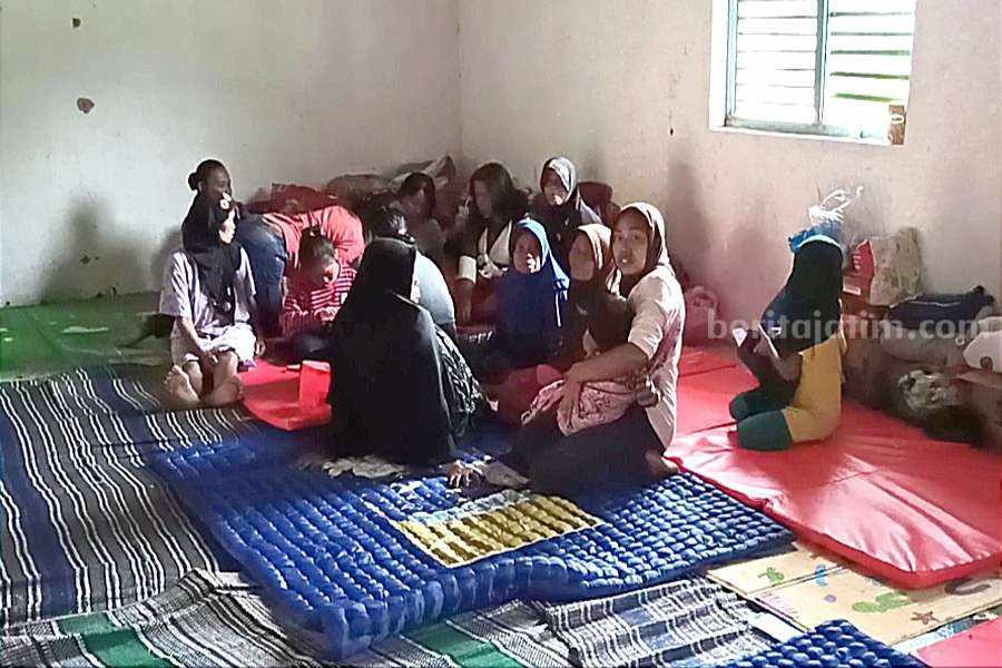 Warga Desa Tumpuk yang terdampak tanah gerak, tunggu kejelasan pindahan ke lokasi relokasi. (Foto/Endra Dwiono/Beritajatim.com)
