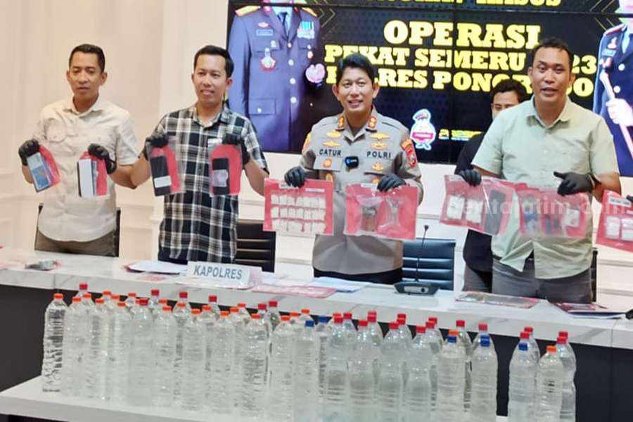 Polres Ponorogo Sita Ratusan Liter Miras Jenis Arjo Ratusan liter Arjo yang disita Polres Ponorogo disimpan di 4 jerigen dan puluhan botol bekas air mineral isi 1,5 liter. (Foto/Endra Dwiono/Beritajatim.com)