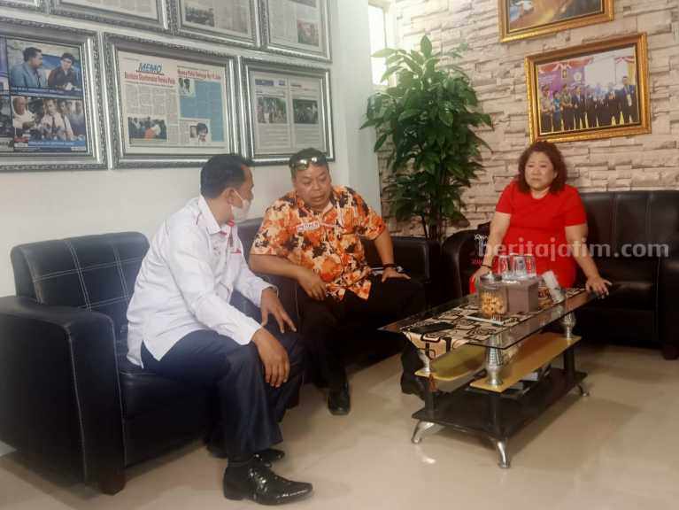 Hery Hartono (baju loreng oranye) sewaktu mengadukan pengacara Mety berinisial UH bekas kepada Rohman Hakim (baju putih), Ketua Umum Organisasi Advokat Yuristen Legal Indonesia tempat yang bersangkutan bernaung (Foto/anggadia)