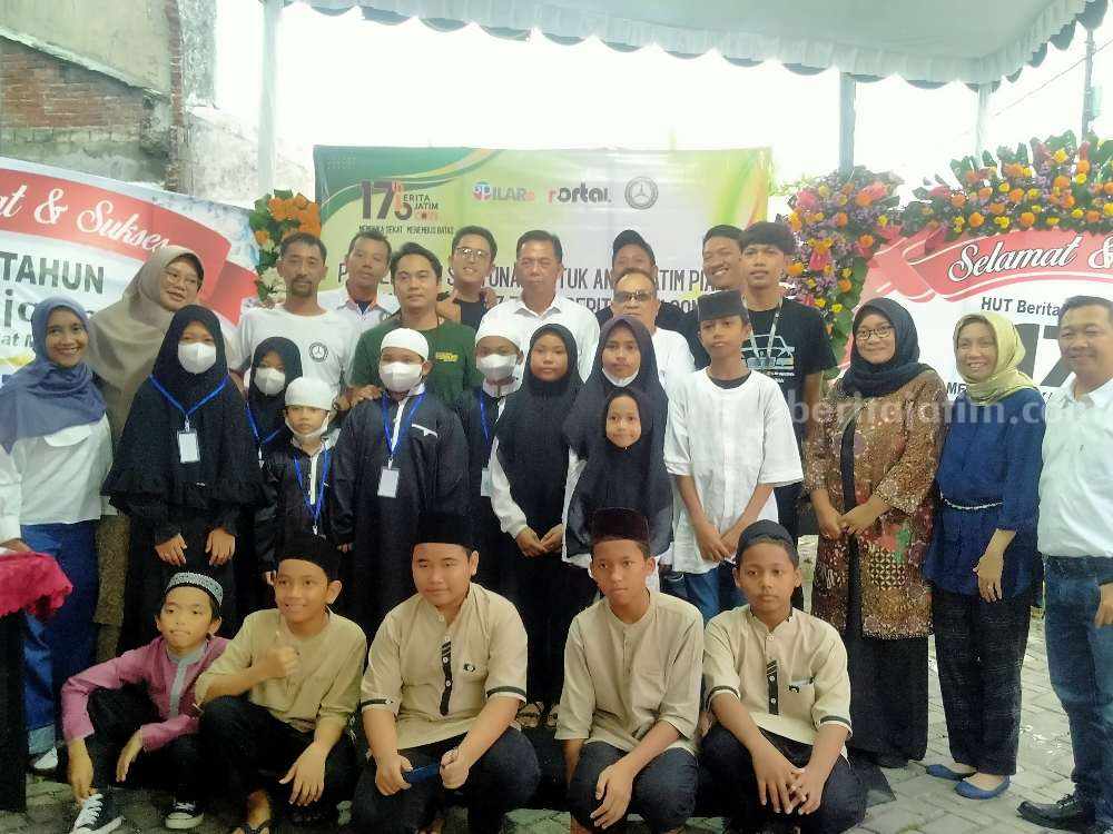 Tasyakuran Hari Ulang Tahun (HUT) Beritajatim.com, bersama anak panti asuhan dan Komunitas Mercedes Benz W-202 Surabaya, Sabtu (1/4/2023).