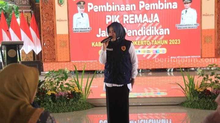 Bupati Mojokerto Ikfina Fahmawati saat menjadi narasumber pembinaan untuk meningkatkan kemampuan para pembina kelompok PIK R di Pendopo GMT Pemkab Mojokerto. [Foto : ist]