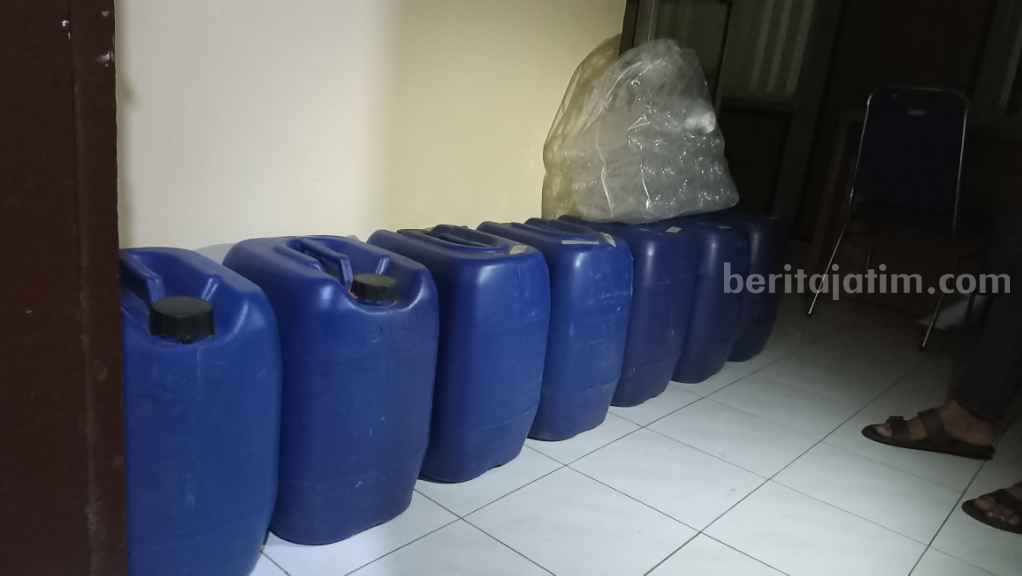 Polsek Sukolilo Surabaya Amankan 240 Liter Miras Oplosan Barang bukti miras oplosan yang telah disita di Polsek Sukolilo, (Foto/anggadia).
