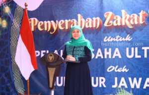 Gubernur Jatim, Khofifah Indar Parawansa memberikan sambutan dalam Pembagian Zakat Produktif bagi pelaku usaha ultra mikro di Pamekasan, Minggu (2/4/2023). [Gambar: Humas Pemprov Jatim]