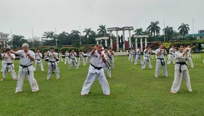 Warga Sabuk Hitam PMK Kyokushinkai Latihan di Tugu Pahlawan foto beritajatim