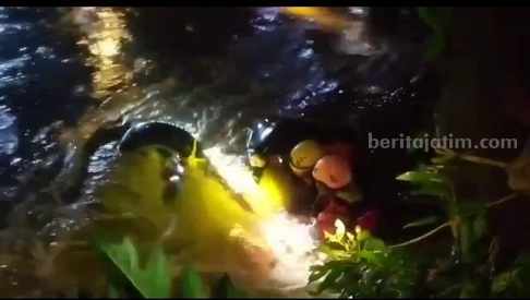 Mobil Terseret Banjir di Tuban, Kakak-Adik Tewas banjir tuban
