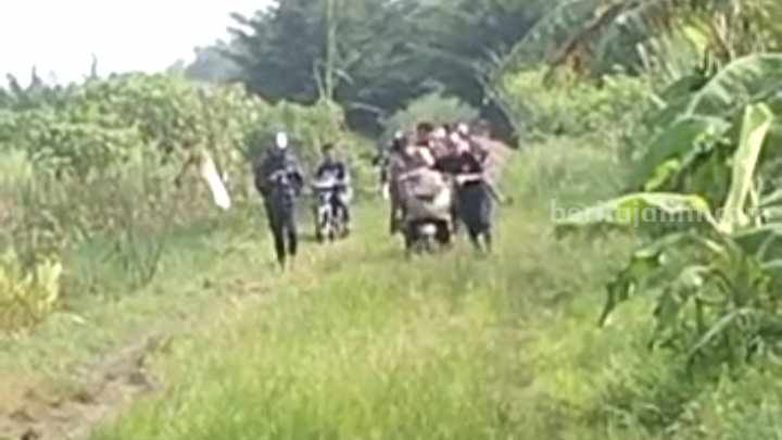 Penemuan sepeda motor nopol S 2202 TL penuh lumpur di area persawahan Desa Temuireng, Kecamatan Dawarblandong, Kabupaten Mojokerto. [Foto : cupture]