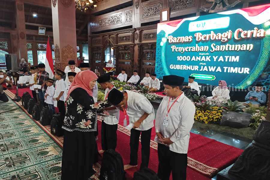 Ini Pesan Gubernur Khofifah Saat Serahkan Santunan 1.000 Anak Yatim di Ponorogo Gubernur Khofifah Indar Parawansa saat menyalurkan santunan kepada 1.000 anak. (Foto/Endra Dwiono)