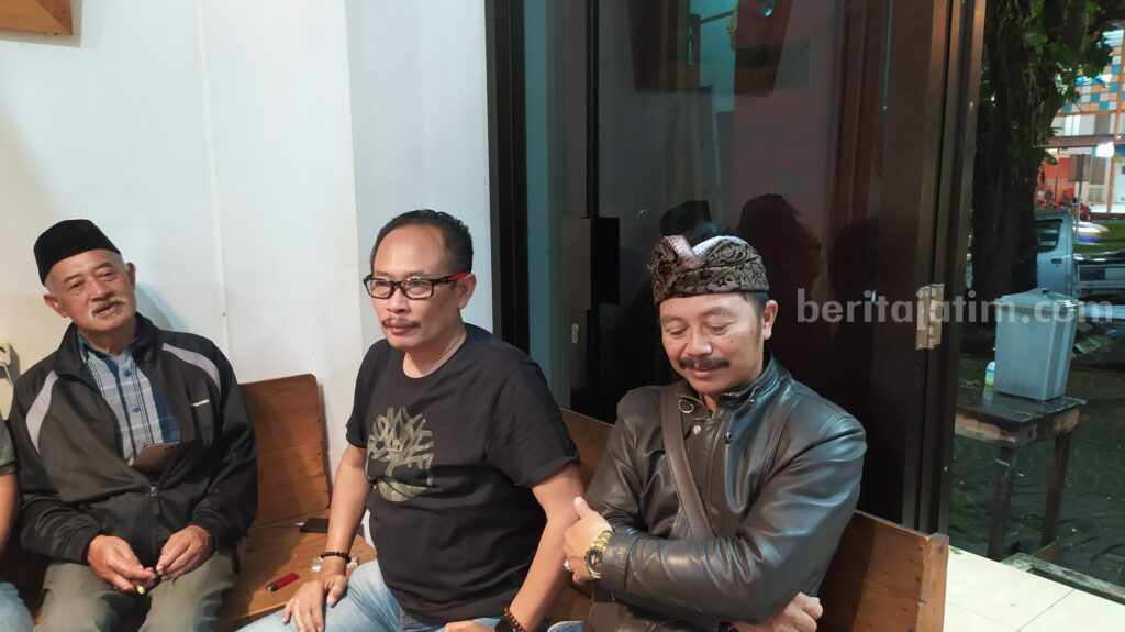 Kepala Desa Wonosari, Kecamatan Tutur, Imanuel Herlambang dan staf desa.