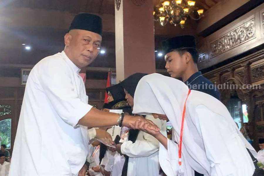 Gubernur dan Bupati Ponorogo Serahkan Santunan 1.000 Anak Yatim Bupati Sugiri Sancoko secara simbolis memberikan santunan kepada perwakilan anak yatim. (Foto/Endra Dwiono/Beritajatim.com)