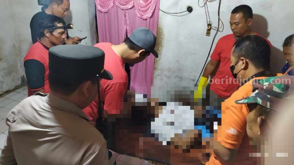Petugas melakukan pemeriksaan terhadap jenazah korban. [Foto : ist]