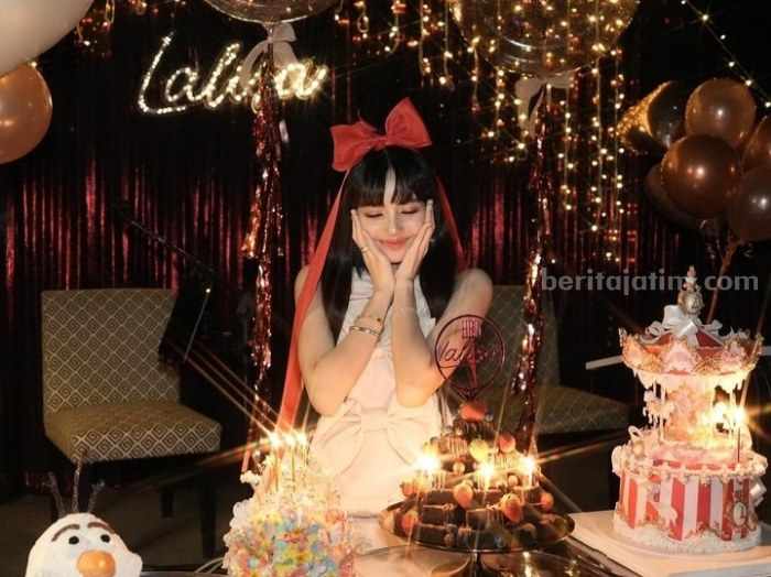 5 Idol Kpop Perempuan Berzodiak Aries, Lisa Blackpink Hingga Mina Twice Lisa Blackpink, idol Kpop perempuan yang berzodiak Aries. (Sumber foto: Instagram lalalalisa_m)