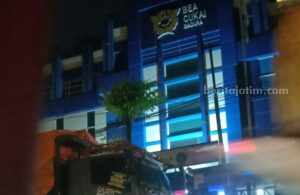 Truk Fuso Terparkir di Depan Kantor Bea Cukai Madura, Ada Apa?