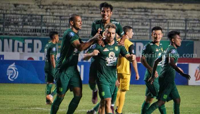 Pemain Persebaya usai selebrasi di pertandingan sebelumnya. (Way)