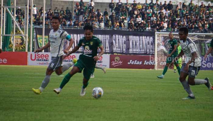 Aji Santoso : M Hidayat Masih Bersama Persebaya Hingga Musim Depan M Hidayat saat berusaha menghadang lawan. (Way)