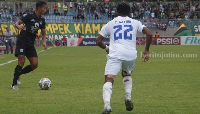 Rizki Ridho dan Koko Ari Pamitan, Pelatih Persebaya Sebut Wajar Koko Ari saat masih bersama Persebaya Surabaya. (Way)