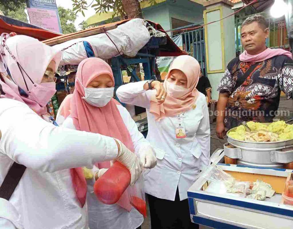 Dinkes Gresik Sidak Makanan di Lapak PKL Sunan Giri Kepala Dinas Kesehatan (Kadinkes) Gresik dr Mukhibatul Khusnah (dua dari kanan) saat melakukan sidak penjualan makanan