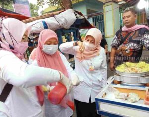 Dinkes Gresik Sidak Makanan di Lapak PKL Sunan Giri Kepala Dinas Kesehatan (Kadinkes) Gresik dr Mukhibatul Khusnah (dua dari kanan) saat melakukan sidak penjualan makanan