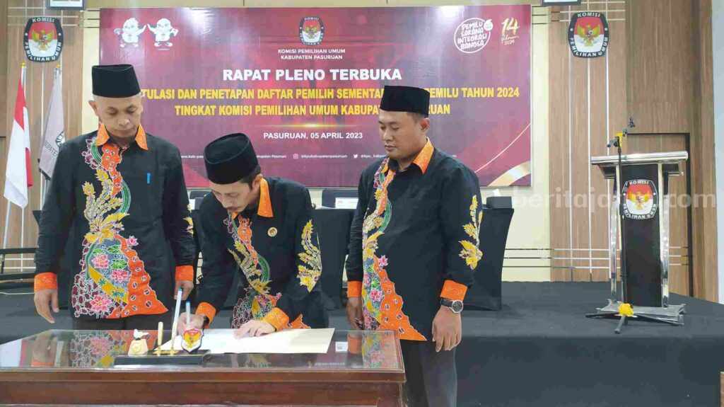 Rapat Pleno KPU Kabupaten Pasuruan Bahas Penambahan TPS Ketua KPU, Zainul Faizi bersama anggotanya melakukan tandatangan setelah rapat pleno.