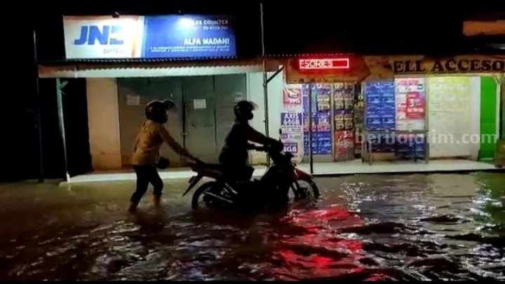 Banjir akibat luapan sungai irigasi Penewon yang merendam jalan alternatif Mojokerto-Jombang, di Desa Modongan, Kecamatan Sooko, Kabupaten Mojokerto. [Foto : dok]