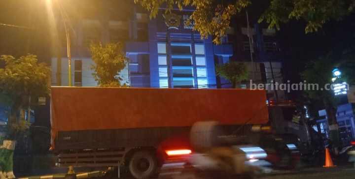 Truk Fuso terparkir di depan Kantor Bea Cukai Madura, Jl Panglima Sudirman 2 Pamekasan, Selasa (4/4/2023). [Gambar: beritajatim.com]
