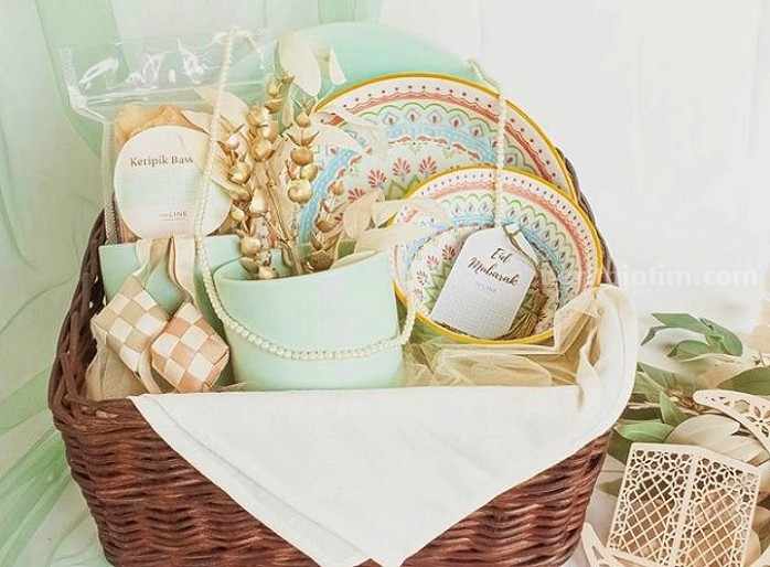 Hampers lebaran isi peralatan dapur atau makan. (Sumber: Instagram theline.home)