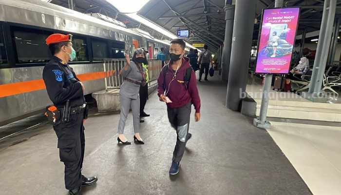 Penumpang kereta api di stasiun Gubeng Surabaya, Kàmis (6/4/2023). (Way)