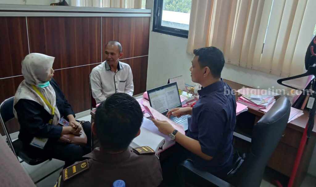 Khoiri diperiksa anggota Kejaksaan Negri Kabupaten Pasuruan.