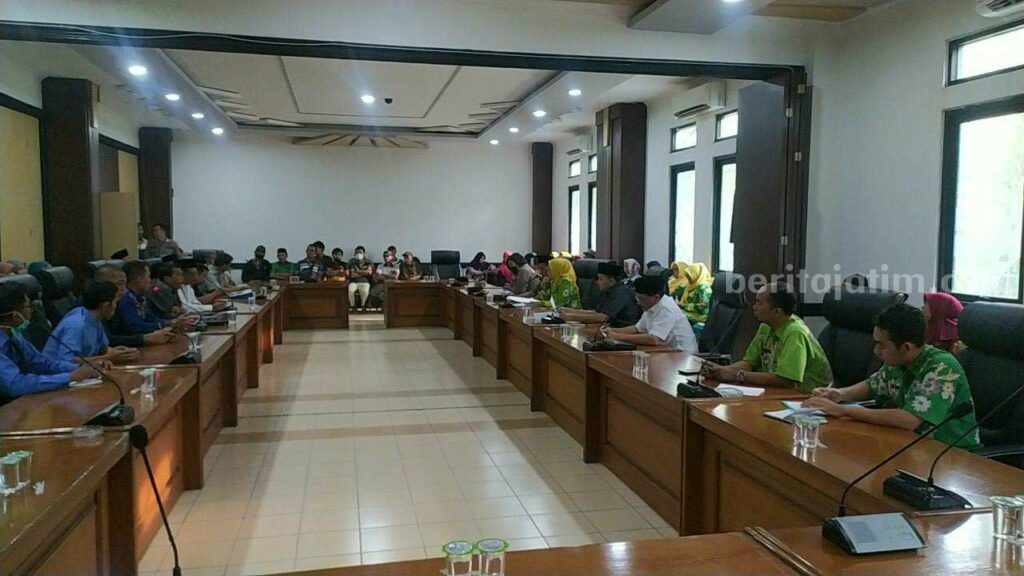 Rapat Wakil Ketua DPRD Kabupaten Pasuruan, Rusdi Sutejo, Disperindag dan juga pedagang pasar Gondanglegi.