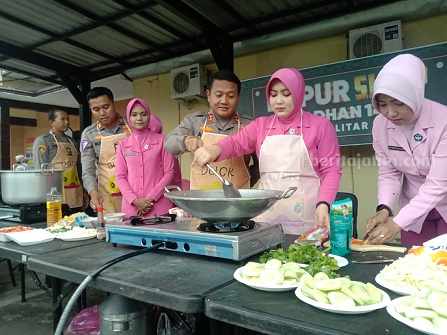 Kapolres Blitar Kota AKBP Argo Wiyono dan sang istri memasak makanan berbuka puasa di Dapur Sigap Ramadan