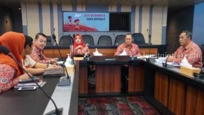Bupati Mojokerto, Ikfina Fahmawati saat rapat persiapan Porprov Ke-VIII Jawa Timur dilaksanakan di ruang rapat Asisten, Kantor Bupati Mojokerto. [Foto : ist]