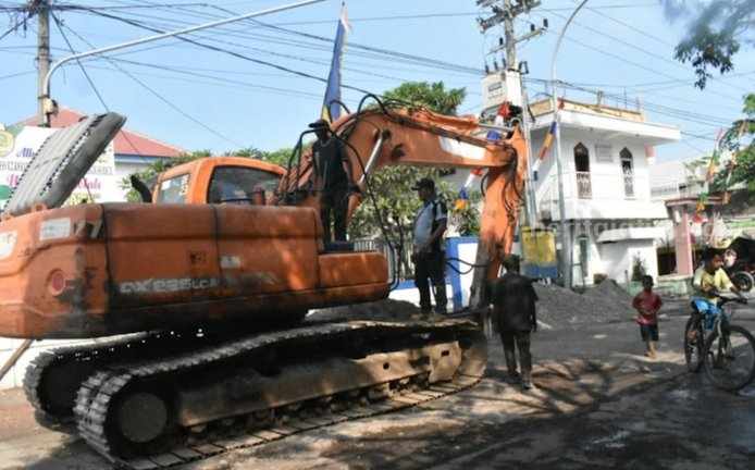 Gresik Tahun Ini Bangun 17 Ruas Jalan dengan Beton Alat berat melakukan betonisasi Jalan Harun Thohir Gresik