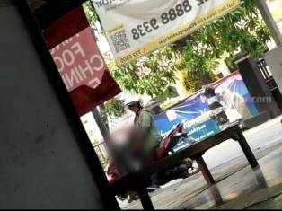 Pelaku Eksibionis saat direkam oleh DL di Jalan Raya Bumi Indah No 72, Lontar, Sambikerep, Surabaya pada Kamis (06/04/2023). (Foto/ist)