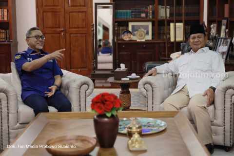 Ketum Partai Amanat Nasional (PAN) Zulkifli Hasan, hari ini, menyambangi Ketua Umum (Ketum) Partai Gerindra Prabowo Subianto di kediaman Prabowo.