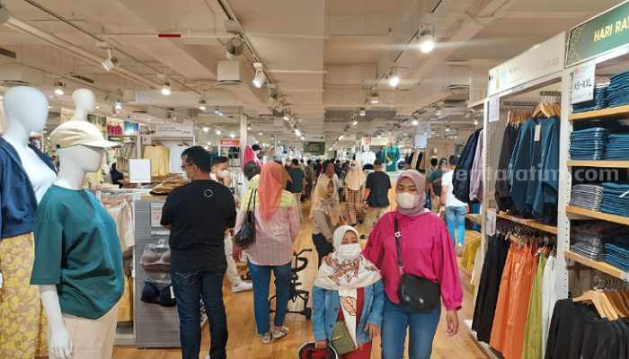 Pengunjung Serbu Tunjungan Plaza Surabaya untuk Berburu Diskon Jelang Lebaran Suasana Tunjungan Plaza Surabaya Late Night Shopping, Sabtu (8/4/2023).(way)