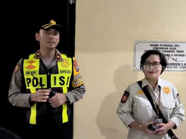 Penjual Miras di Kertopaten Surabaya Sudah 5 Kali Terjaring Razia Polsek Simokerto Kapolsek Simokerto, Kompol Dwi Nugroho (kanan) bersama Camat Simokerto Noervita Amin, di Polsek Simokerto, Minggu (09/04/2023) dini hari. (Foto/dok Polsek Simokerto)